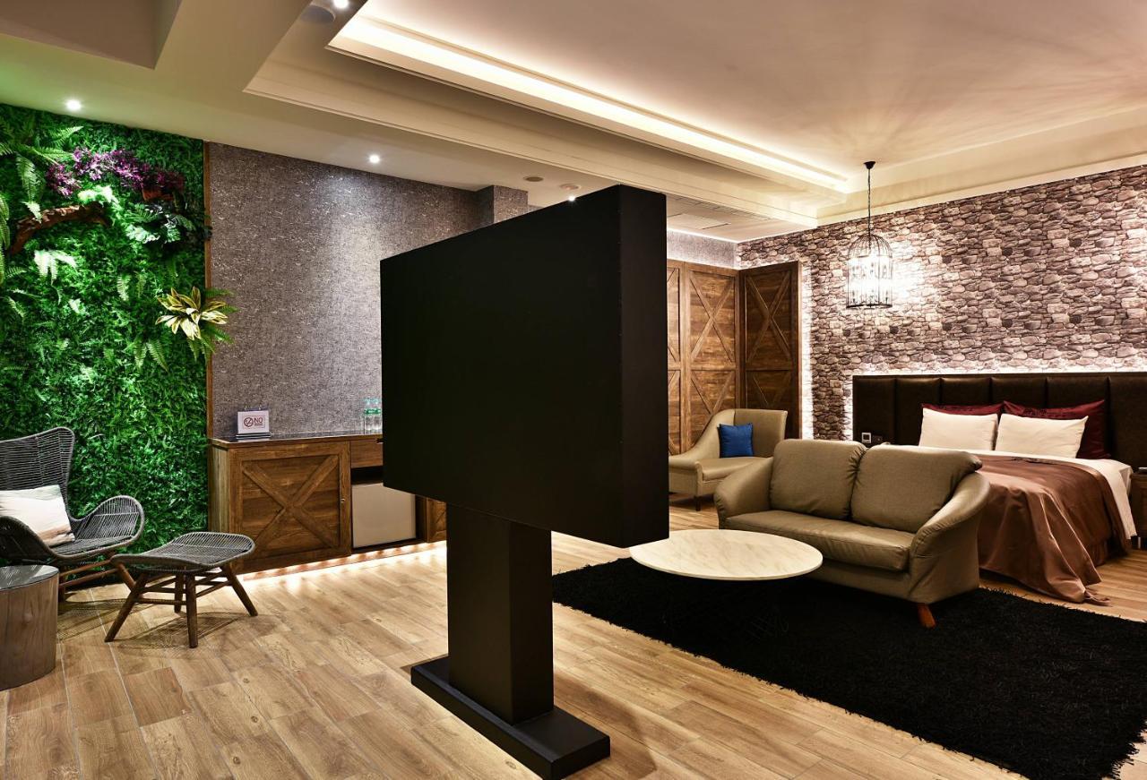 Venice Motel Taichung Exterior photo